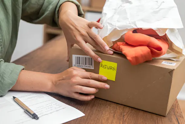 Imagen de un paquete con la etiqueta return en el exterior indicando garantía de reembolso en PutmanCompany