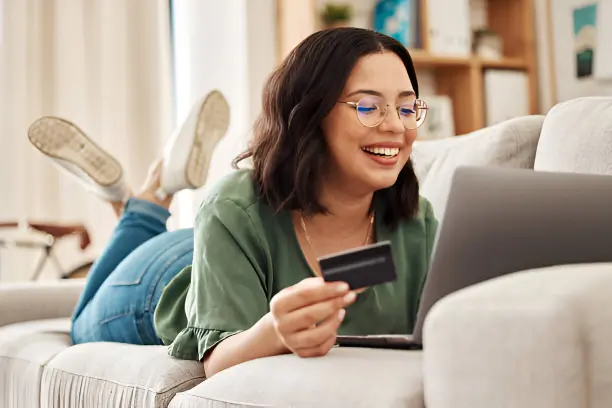 Imagen de mujer pagando con tarjeta desde su portátil representando pago flexible en PutmanCompany